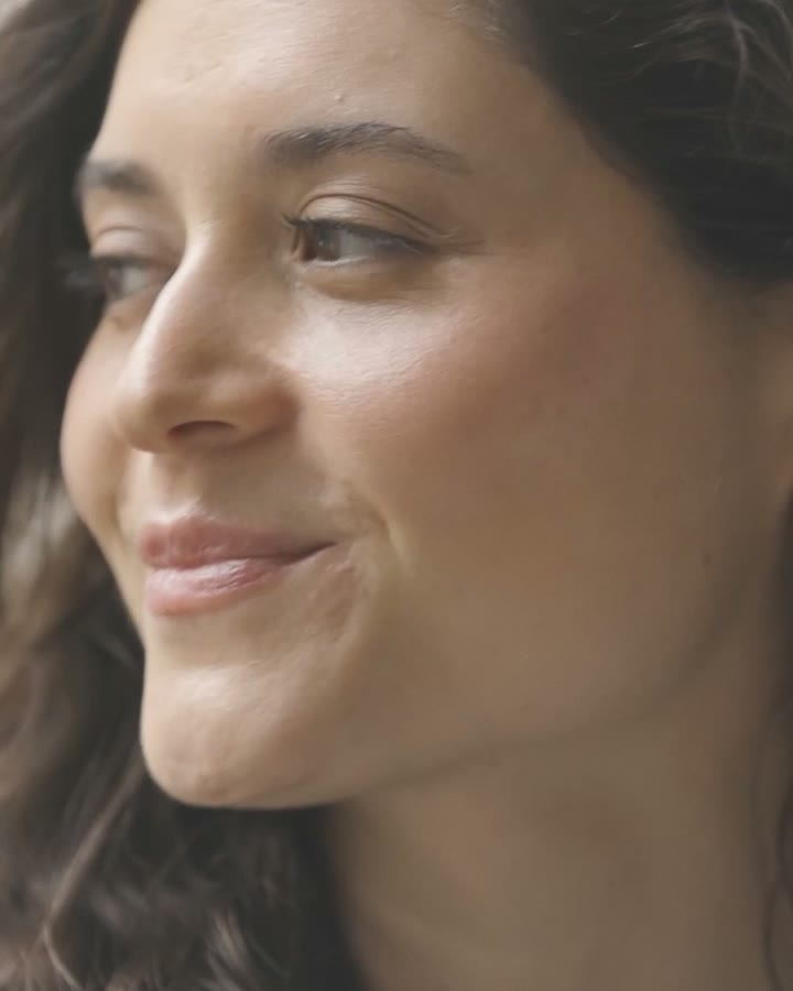 Paciente sonriendo en Clínica Orrego Luco