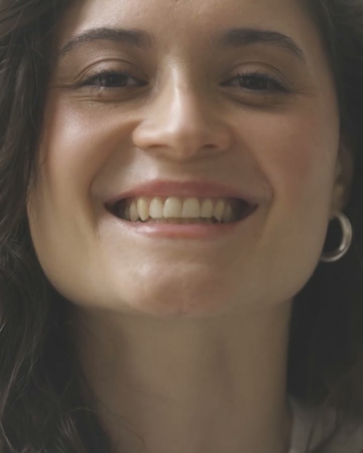 Paciente sonriendo tras su tratamiento de implantes en Clínica Orrego Luco